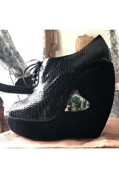 Sapatilhas Alaia Cutout Python e Suede Wedge